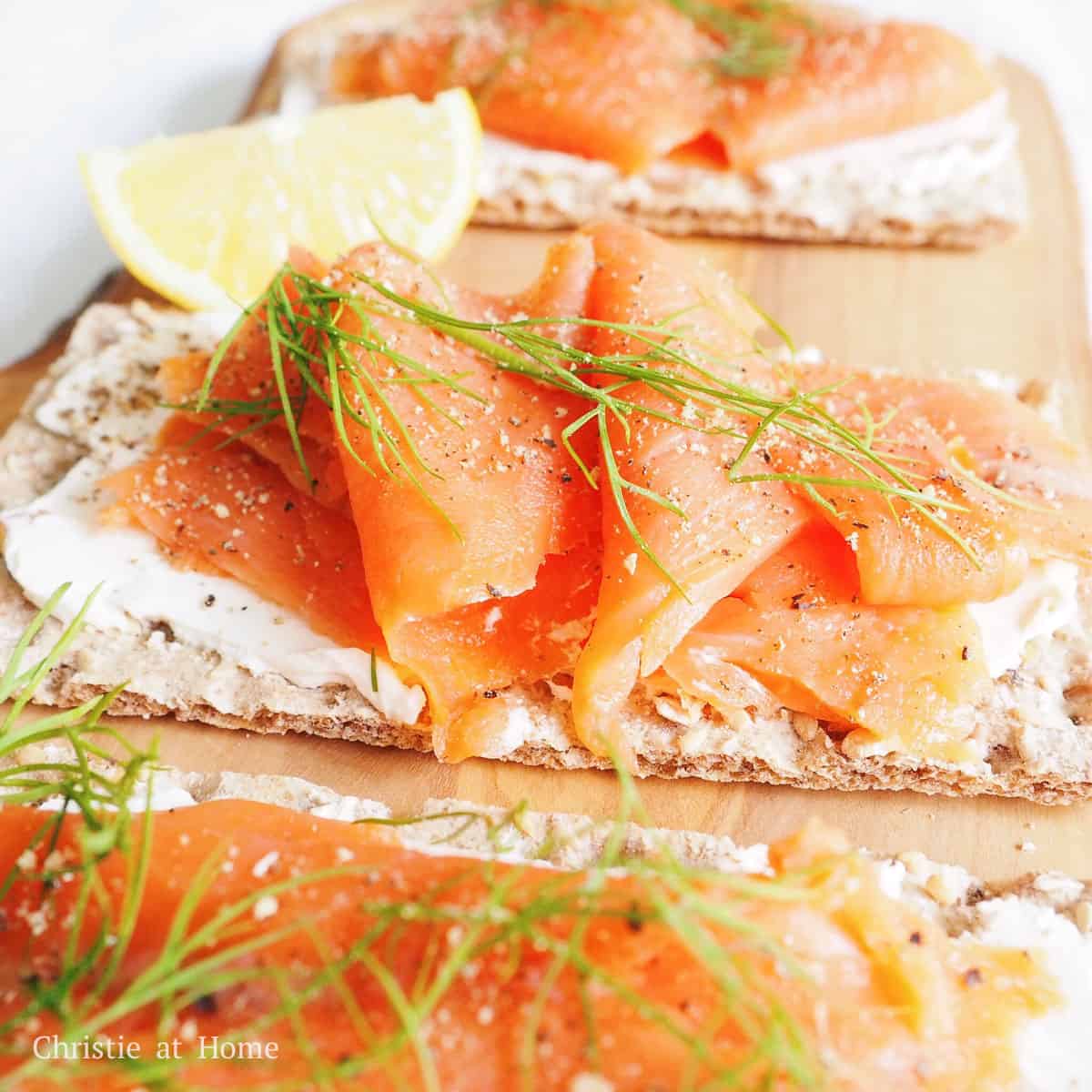 featured image of Smoked Salmon Cream Cheese Crackers