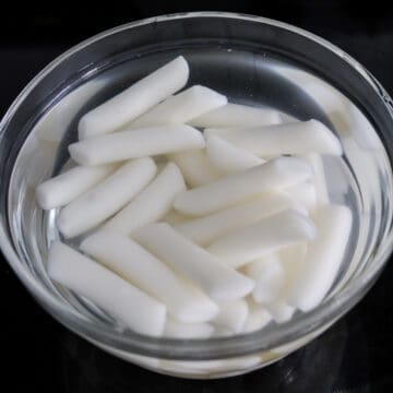 Rice cakes soaking in water.