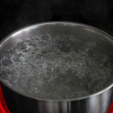 prepare boiling water by adding salt and vinegar