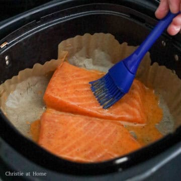 Brush the spicy mayo sauce all over the salmon, including the sides. 