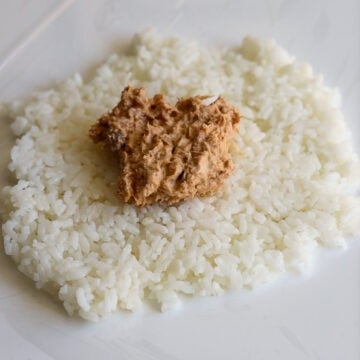 Divide the spicy tuna mayo mixture into four equal portions. Scoop one portion of it into the center of the flattened rice.