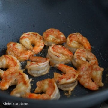 Heat 1 tablespoon / 15 ml of vegetable oil in a large pan on medium-high heat. Cook marinated shrimp until pink and slightly curled, about 30-90 seconds - do not overcook. Remove shrimp from the pan leaving the residual oil.