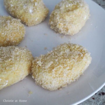 coat each ball in cornstarch, egg and panko in that order