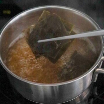 As soon as it boils, only remove kelp to prevent the broth from becoming bitter in taste. 