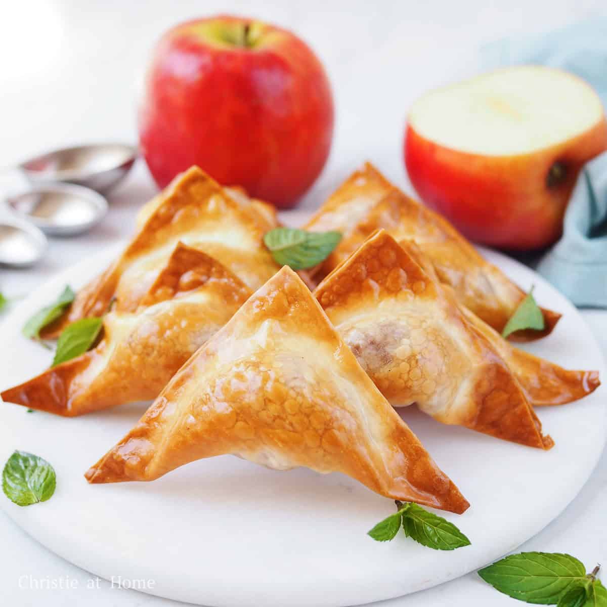 featured image of apple cinnamon wontons