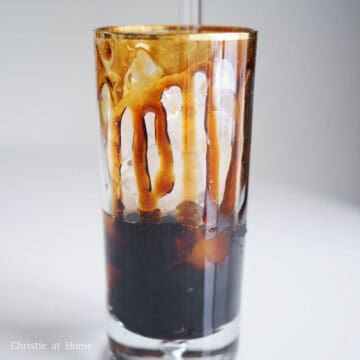 Spoon cooked bobas into the base of a tall drinking glass. Then using a spoon, pour some of the brown sugar along the edges of the glass. Add ice cubes on top of the bobas. 