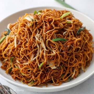 featured image of cantonese soy sauce chow mein