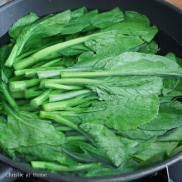 Fill a large wok or pot with enough water and add vegetable oil. Bring to a boil on high heat, blanch yu choy until vibrant green and stalks are tender, about 1.5 to 2 minutes. 