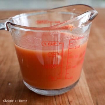 In a small bowl, combine the sauce ingredients as listed above and set aside.