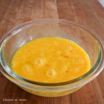 In a separate medium-sized bowl, crack the eggs into it and add sesame oil. Beat the egg mixture until smooth, for 30 seconds and set aside.