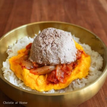 Then place the tuna mayo mixture over kimchi. 