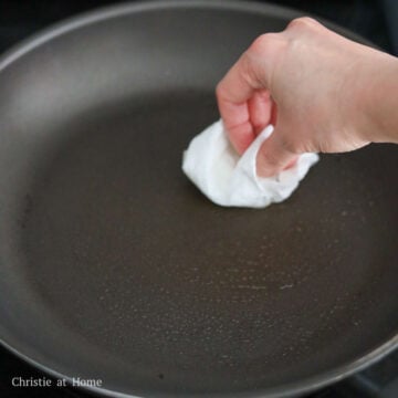 Evenly grease a large non-stick pan with vegetable oil using a clean paper towel. Heat the pan on medium heat. 