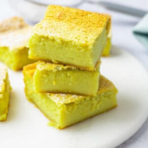 featured image of pandan custard cake