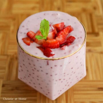 Divide strawberry sago pudding between four dessert bowls or glasses. Top it off with the diced strawberries. Or mix the diced strawberries into the strawberry sago. Garnish with fresh mint and enjoy cold! 