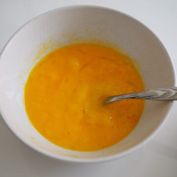 In a small bowl, beat 2 eggs (per serving).
