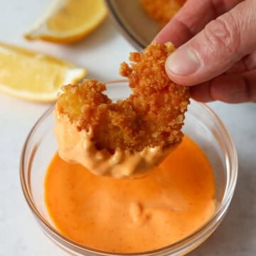 In a small bowl, combine Japanese mayo and sriracha sauce. Enjoy with fried shrimp!