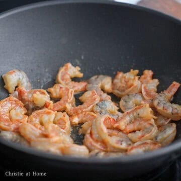 Heat 3 tablespoon or 45 ml of vegetable oil in a large pan or wok on medium-high heat. Fry shrimp until 50% cooked, about 15-20 seconds. Remove the shrimp from the pan and set aside. 