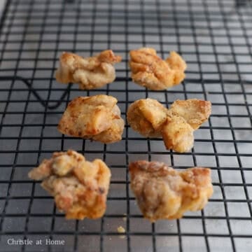 Fried chicken draining on a wire rack.