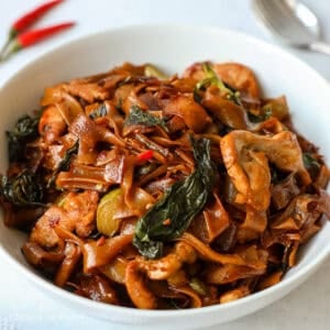featured image of thai drunken noodles