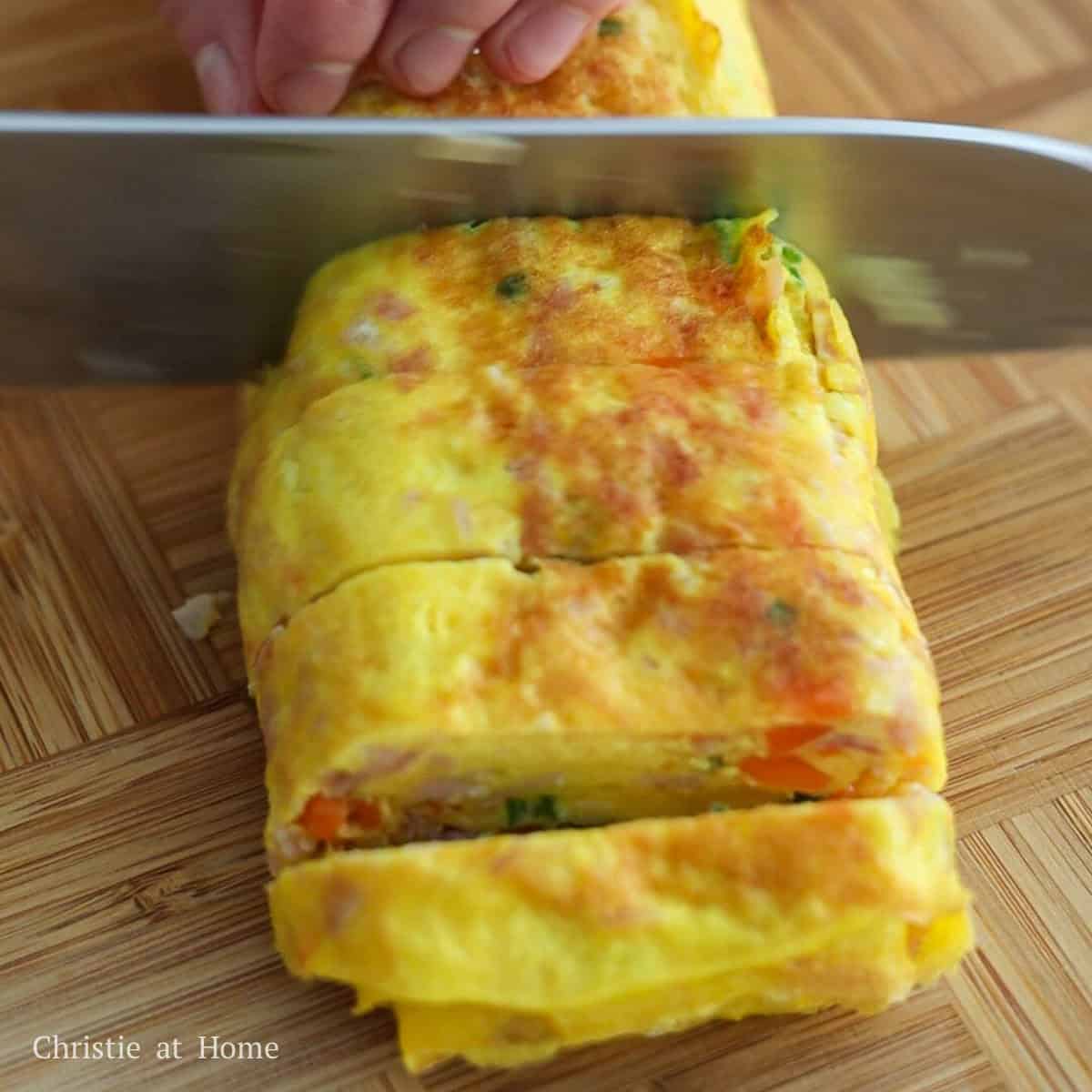 slice rolled omelette into pieces