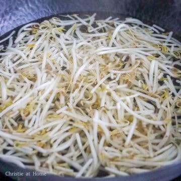 In a large pot filled with enough water, bring to boil on high heat. Add bean sprouts and blanch for no more than 60 seconds. Strain immediately.