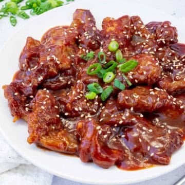 Remove off heat and transfer the peking pork to a large serving dish. Optional: garnish with sesame seeds and green onions. Enjoy!