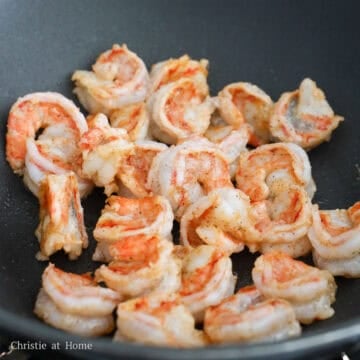Heat 1 tablespoon or 15 ml vegetable oil in a large pan on medium heat. Cook shrimp until 90% pink flipping over halfway, about 60-90 seconds in total. Remove it from the pan.