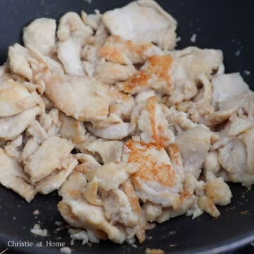 Heat 1 tablespoon or 15 ml vegetable oil in a large pan on medium-high heat, cook marinated chicken until cooked through. Remove from the pan and set aside. 